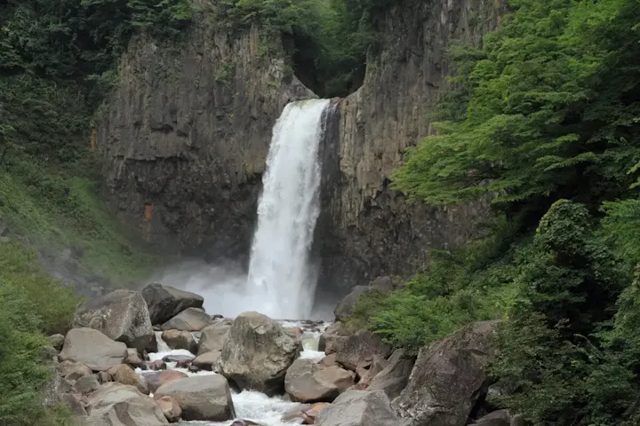 涼しさを求めて！夏に訪れたい苗名滝