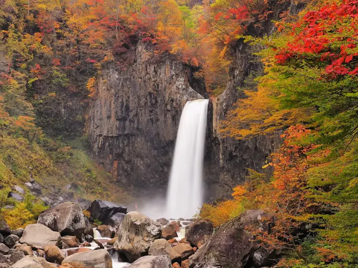 秋には紅葉の名所となる苗名滝