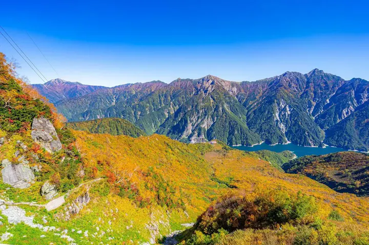 後立山連峰を望む景観