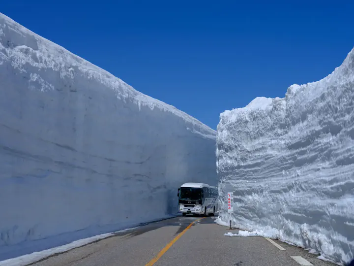 巨大な雪壁が聳え立つ「雪の大谷」