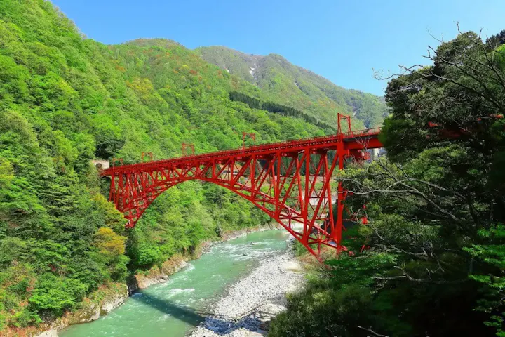 黒部峡谷トロッコ電車で楽しむ絶景の旅