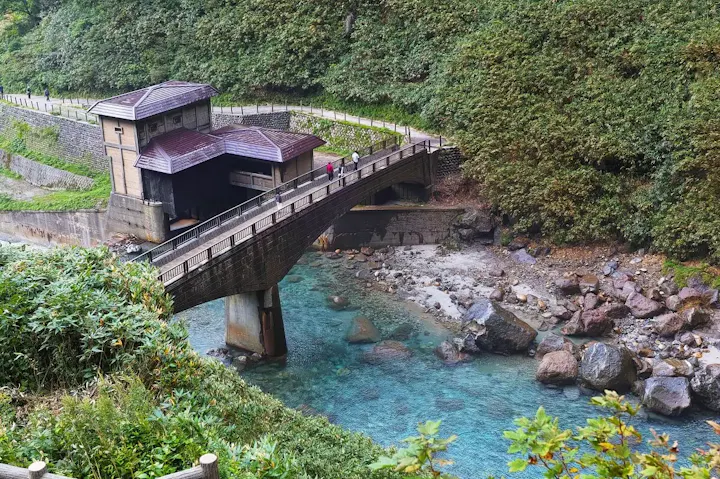 エメラルド色に輝く川面