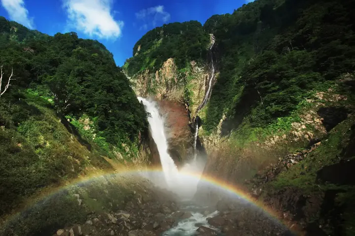 滝壺にかかる虹