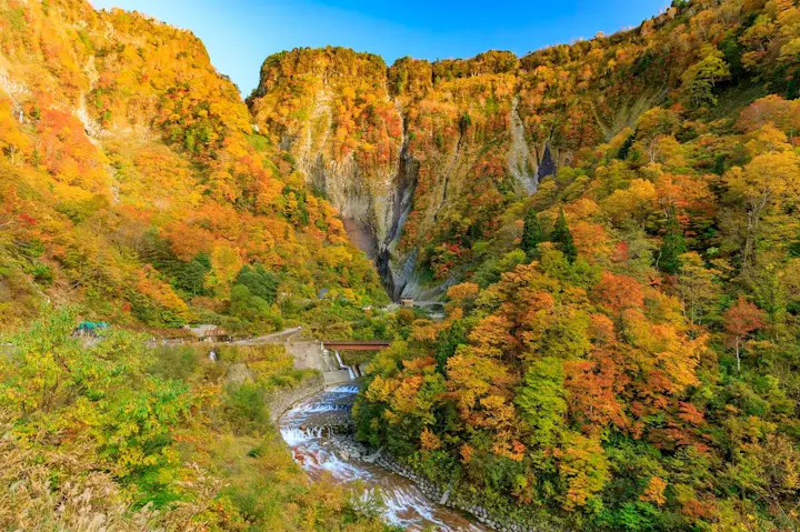 秋色に染まる風景と名瀑を堪能