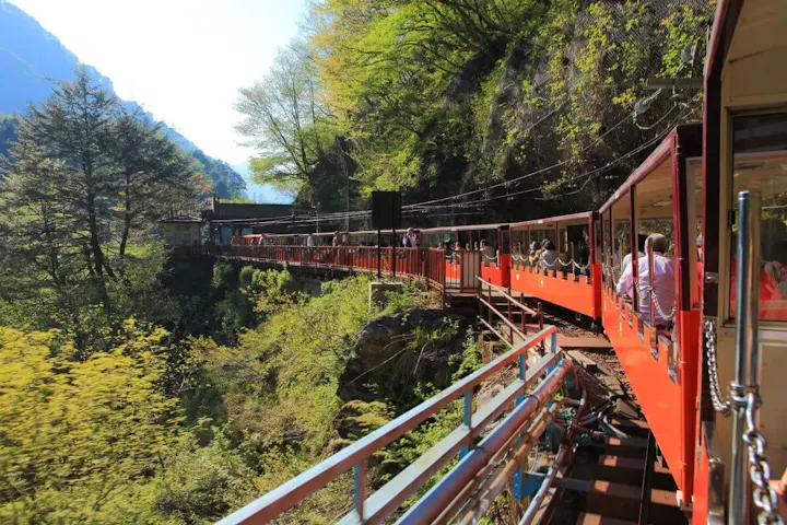 黒部峡谷トロッコ電車で楽しむ美しい景色