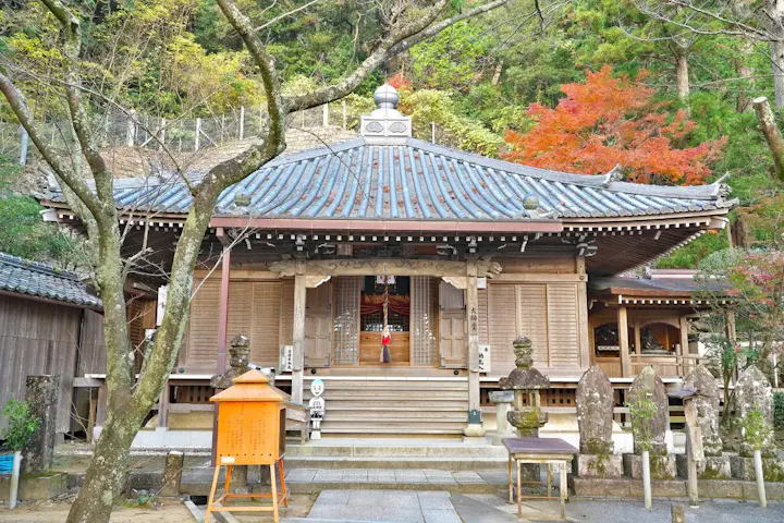 美しい彫刻と絵画が飾られた江戸時代の本堂