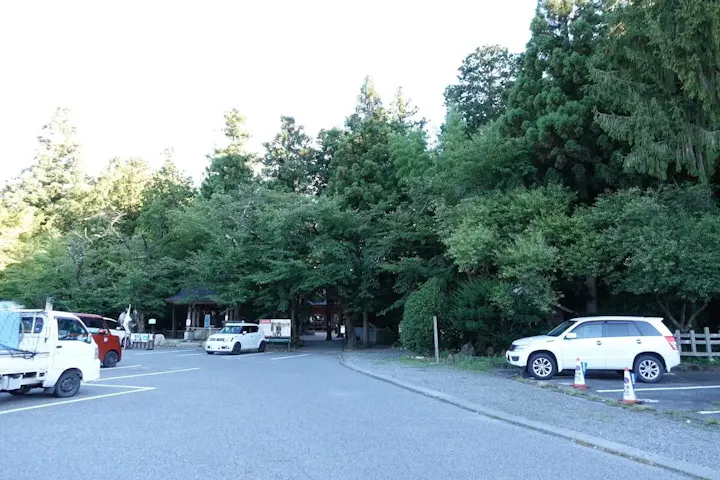 無料の広々とした駐車場が併設