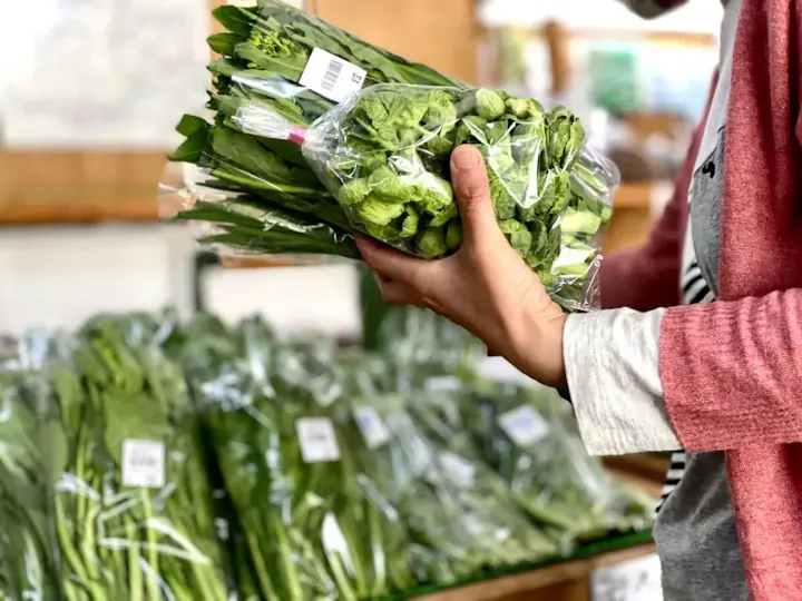 地元の野菜や果物、加工品が揃う産地直売所