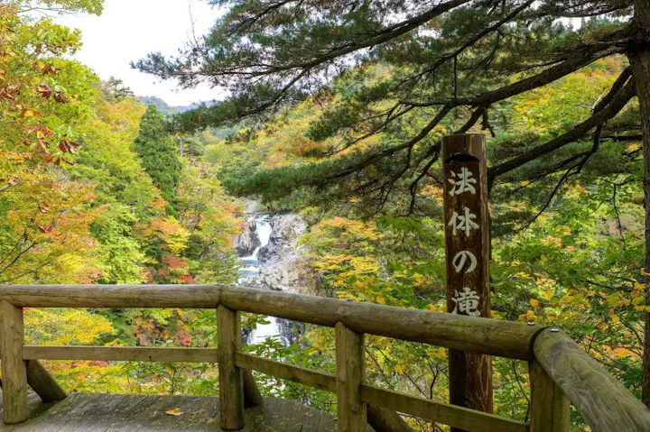 滝や周辺の景色を一望できる展望台!