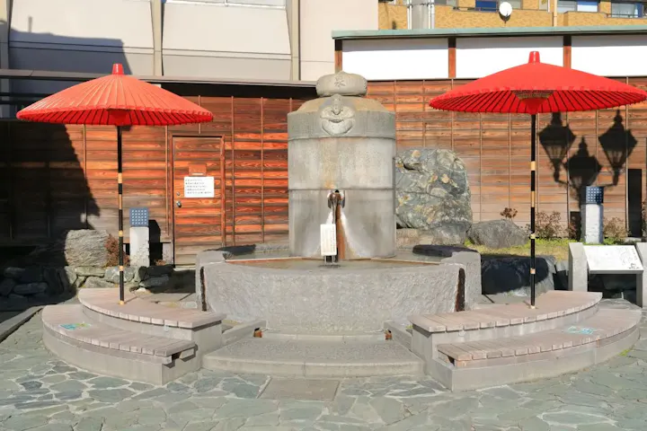 温泉街を歩きながら手湯・足湯で休憩