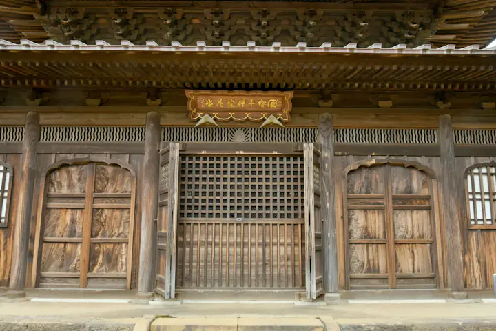 千体の小地蔵尊像が祀られる