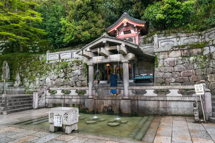 名前の由来になった「音羽の滝」