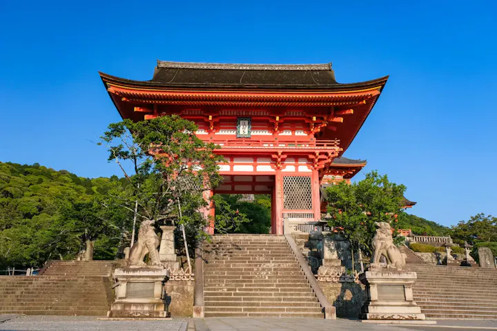 清水寺への入り口、仁王門