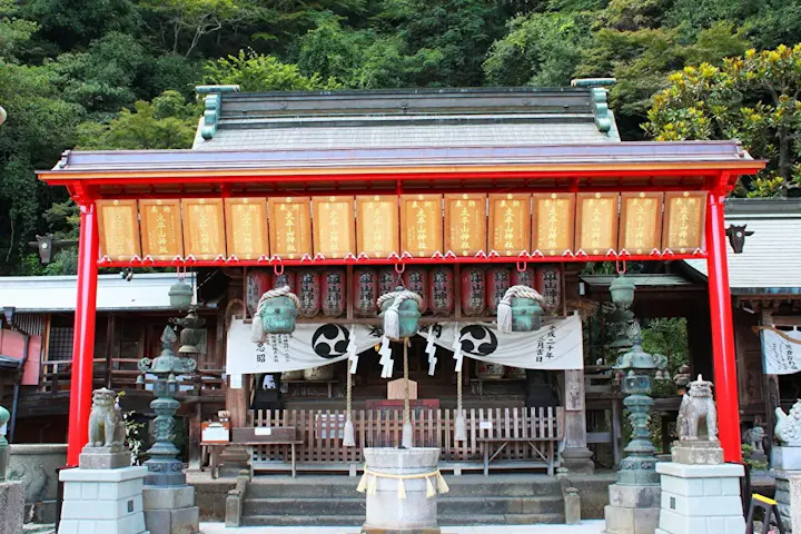 西暦827年に創建された歴史ある神社