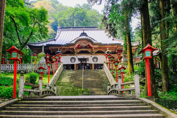 荘厳な雰囲気と自然が融合する出流山満願寺