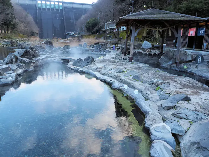 湯原ダムを見上げる混浴露天風呂「砂湯」