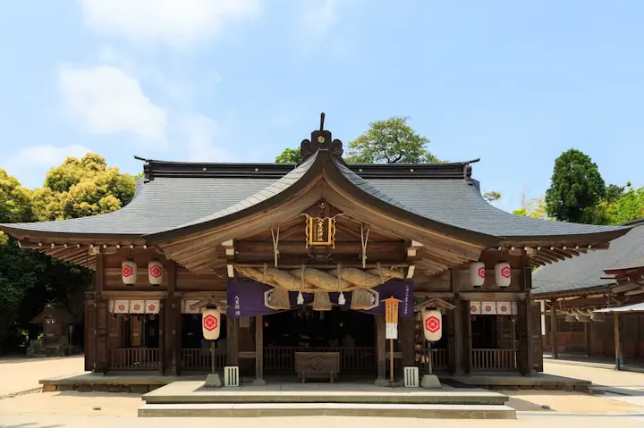 厳かな雰囲気や美しい景観が特徴の神社！