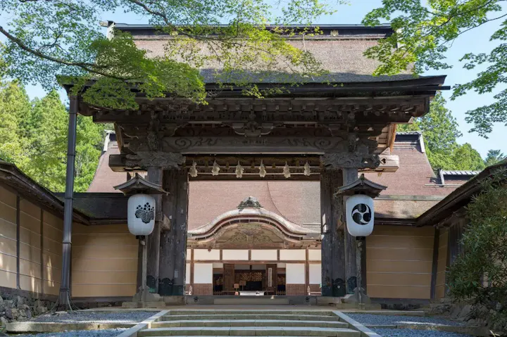 歴史の重みと神聖な雰囲気が感じられる正門