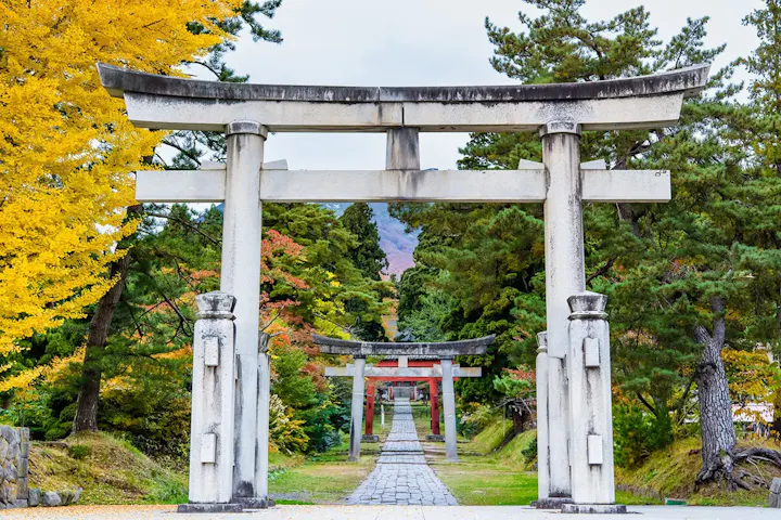 長い参道と清流が流れる神秘的な場所！