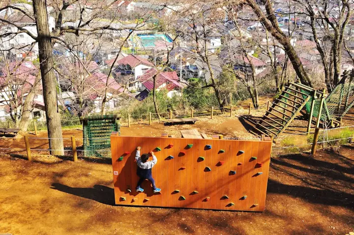 アスレチックで遊ぶ