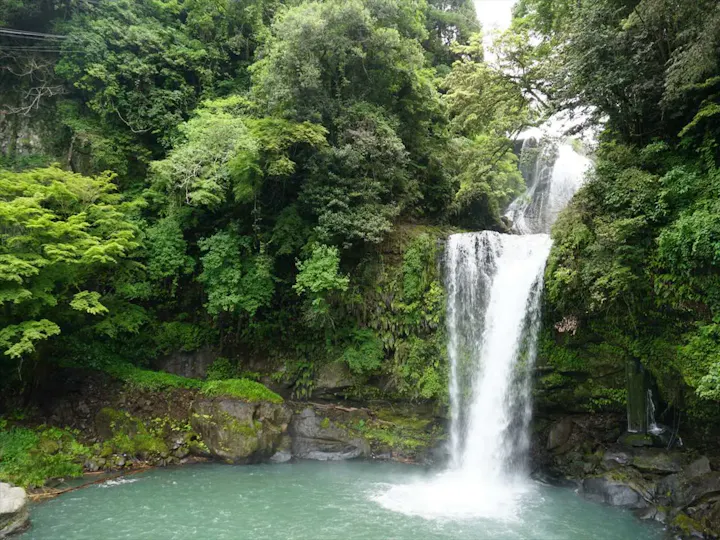 迫力ある流れが特徴の美しい滝！