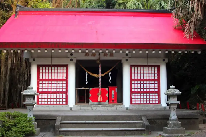 展望所へ向かう途中に位置する御崎神社！
