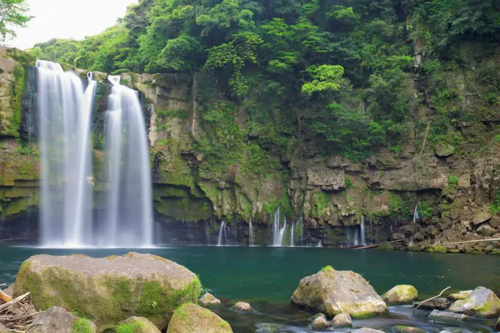 自然の力強さと美しさを兼ね備えた滝！