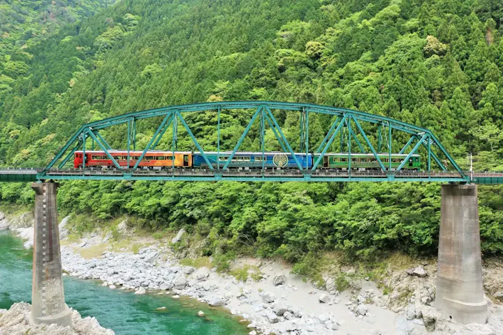 観光列車に乗って渓谷を見ながら食事を堪能