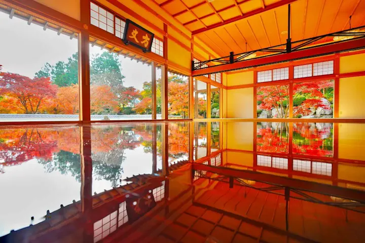 床もみじや日本庭園が美しい寺院!