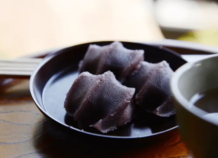 周辺のグルメスポットで食べ歩き