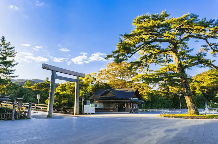 人気の撮影スポット宇治橋鳥居で記念写真