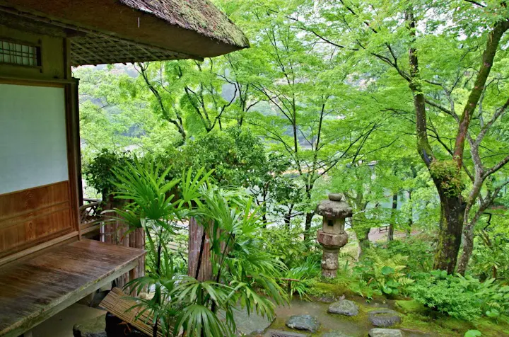 美しい庭園を見て気持ちが和らぐ
