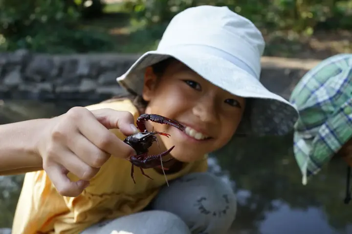 長崎バイオパークのザリガニ釣り体験
