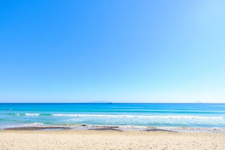 美しい白い砂浜の海で海水浴が楽しめる