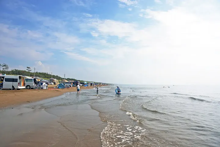 遠浅の海で海水浴を満喫！