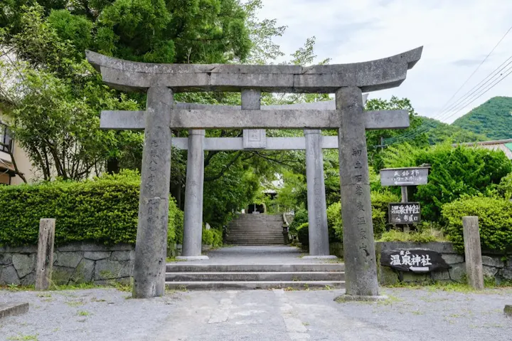 温泉街の歴史を見守る「温泉神社」