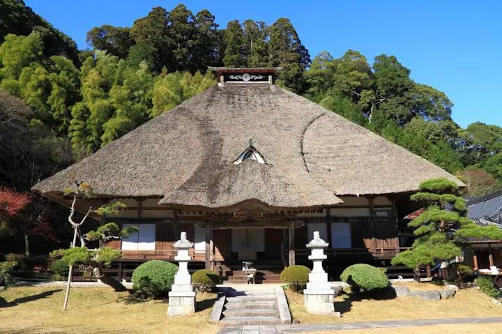 茅葺き屋根の浄蓮寺と浄蓮寺渓谷