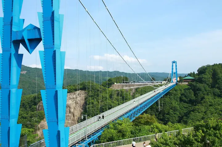 日本最大級の高さを誇るスリル満点の吊り橋