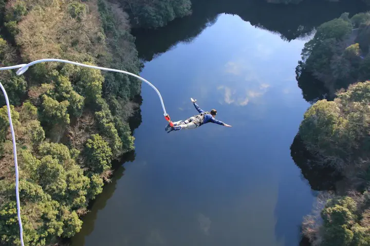 世界でも珍しい100m級バンジージャンプ