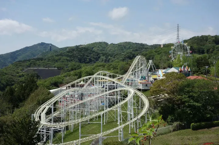 観覧車やコースターに乗れるレジャーランド