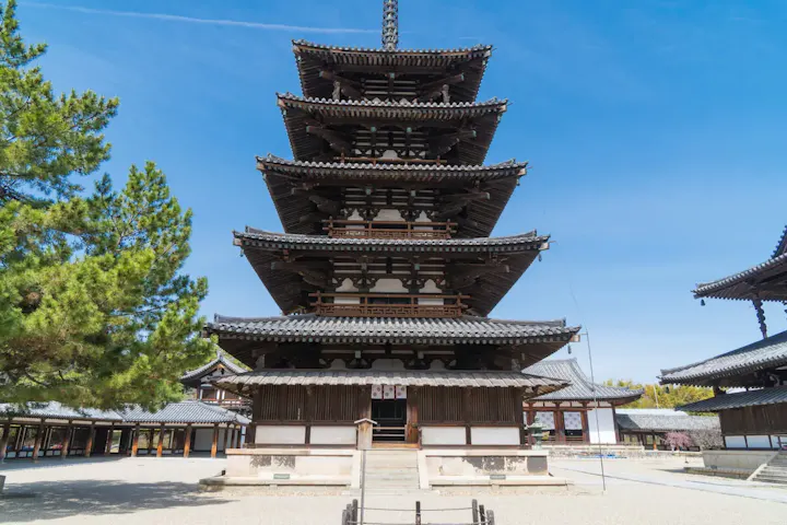 凛々しくそびえ立つ五重塔