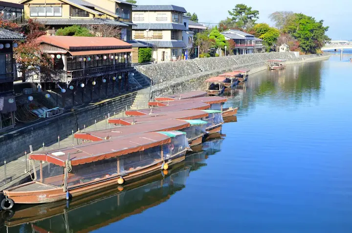宇治市の街並みを船から鑑賞