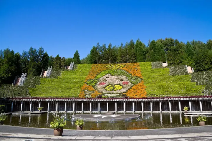 立体花壇の花と水のタペストリー