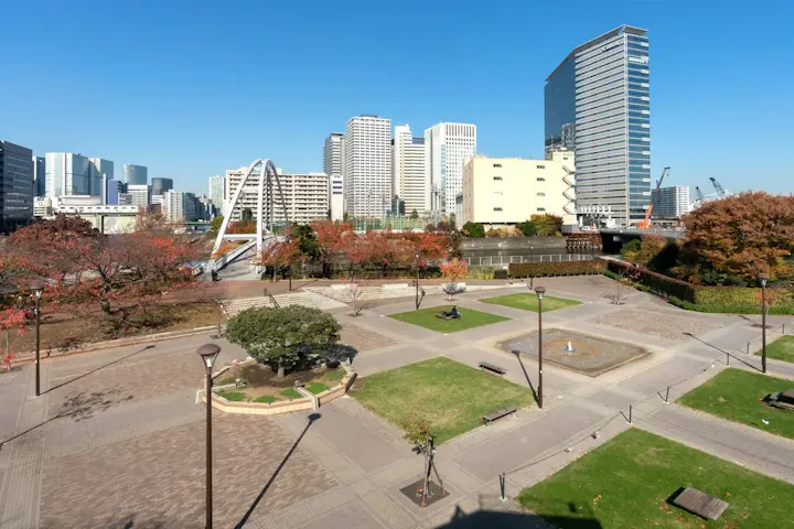 公園でピクニックを楽しむ