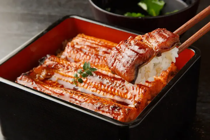 地元の食材を使った絶品料理を堪能
