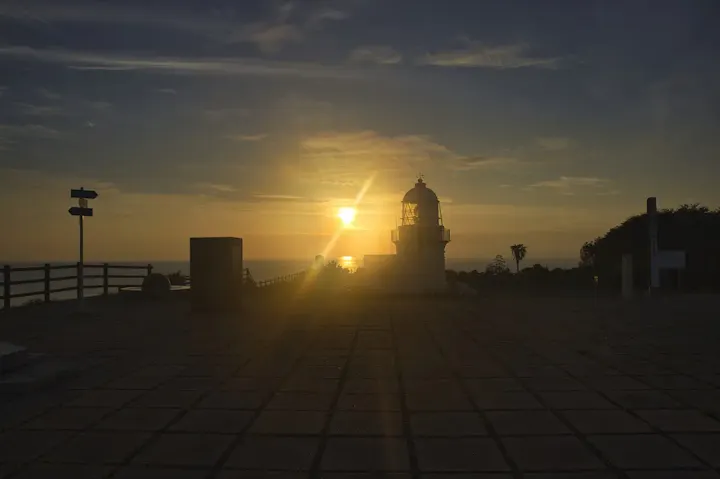 朝日と夕日が同じ位置で見られる！
