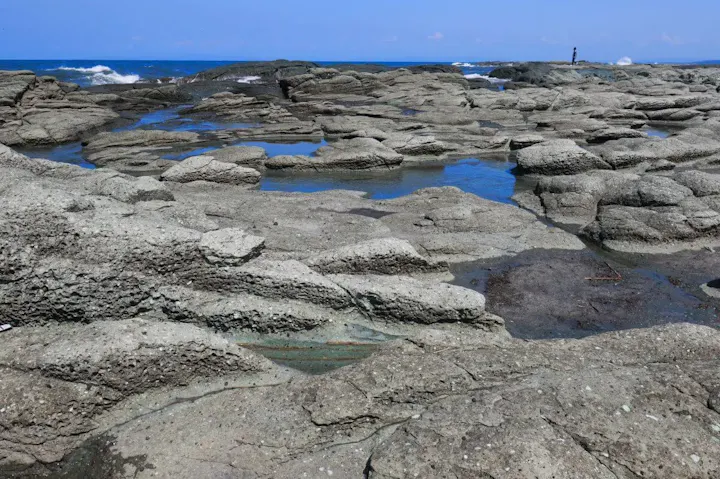 奇岩が広がる美しい海岸！