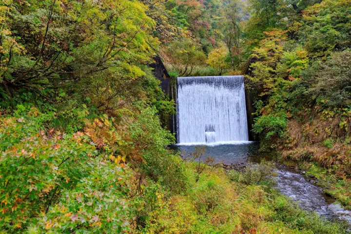 紅葉と七ツ釜の岩肌の相性は抜群です!