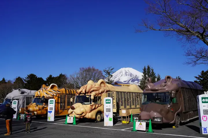 サファリエリアを周遊できるジャングルバス