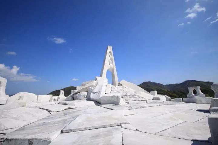 フォトジェニックな大理石のアートを楽しむ